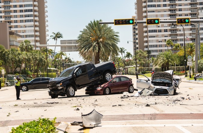Terrible accidente automovilístico ocurrió en la playa de Hallandale, Miami en medio del hermoso día