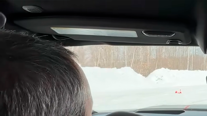 Dodge Charger R/T 2026 responde con buena tracción en nieve.