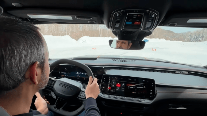 Dodge Charger R/T 2026 responde con buena tracción en nieve.