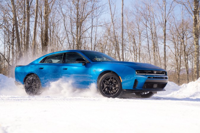 Dodge Charger R/T 2026 tiene fuerza en nieve.