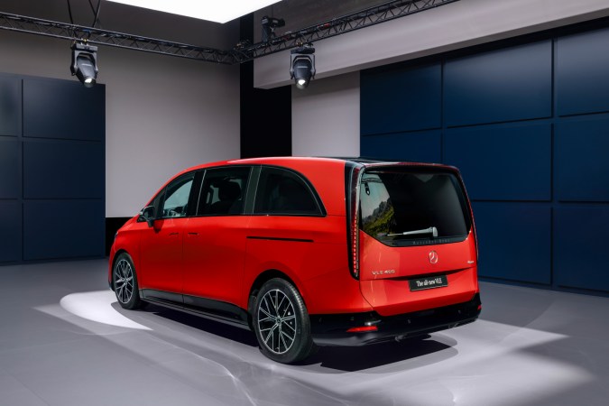 Mercedes-Benz VLE 300 eléctrico en entorno americano, monovolumen familiar de lujo con autonomía superior a 700 km.