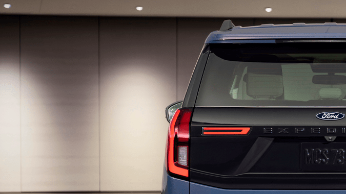 Ford Expedition 30th Anniversary Edition 2027 tiene buenos acabados.