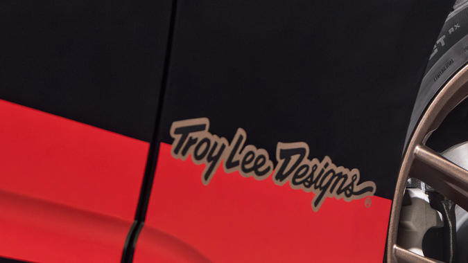 Ford Mustang EcoBoost TLD Signature Edition 2026 por Troy Lee Designs usa llantas en bronce.