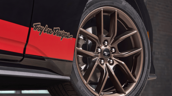Ford Mustang EcoBoost TLD Signature Edition 2026 por Troy Lee Designs usa llantas en bronce.