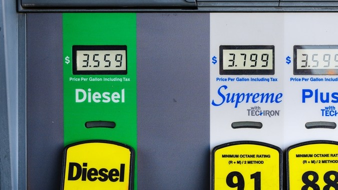 Signo de clasificación de octanaje de gasolina en la bomba con calificación de 85 aprobada a gran altitud en Utah