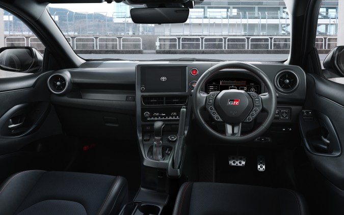 Toyota GR Yaris Type 26 tiene un diseño interior enfocado en la conducción.