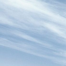 Vista trasera BMW i3 2027 sedán azul en camino rocoso, faros LED y aerodinámica Neue Klasse en acción