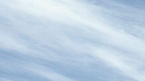 Vista trasera BMW i3 2027 sedán azul en camino rocoso, faros LED y aerodinámica Neue Klasse en acción