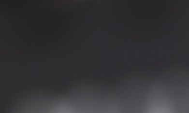 Modelo de coches de juguete, calendario negro y calculadora blanca. Concepto de gestión financiera y cálculo para comprar un coche, leasing, entrada, cuotas, seguro de coche, costes de servicio, etc.