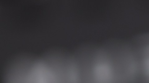 Modelo de coches de juguete, calendario negro y calculadora blanca. Concepto de gestión financiera y cálculo para comprar un coche, leasing, entrada, cuotas, seguro de coche, costes de servicio, etc.