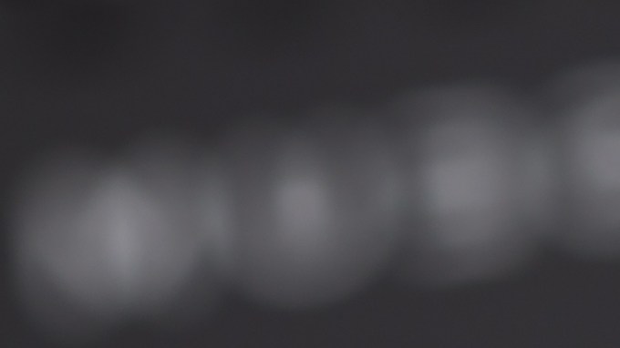 Modelo de coches de juguete, calendario negro y calculadora blanca. Concepto de gestión financiera y cálculo para comprar un coche, leasing, entrada, cuotas, seguro de coche, costes de servicio, etc.