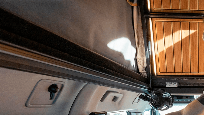 Storyteller Overland Grand Bohemian tiene agua y electricidad para varios días.