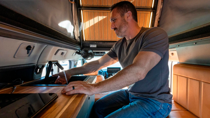 Storyteller Overland Grand Bohemian tiene agua y electricidad para varios días.