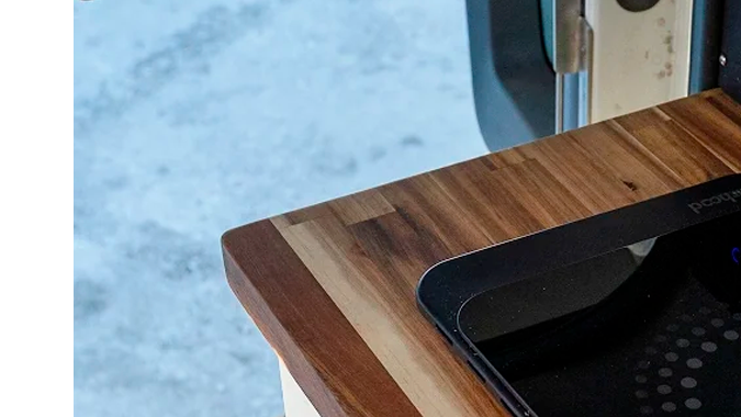 Storyteller Overland Grand Bohemian tiene una cocina eléctrica.