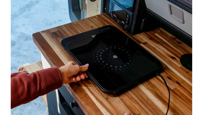 Storyteller Overland Grand Bohemian tiene una cocina eléctrica.