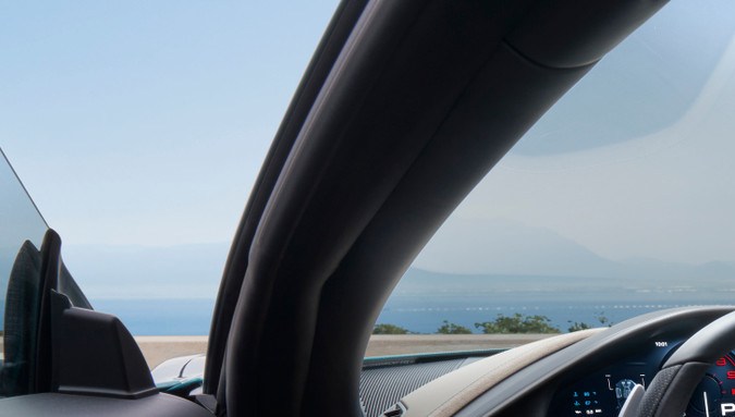 Volante Ferrari Amalfi Spider con botones físicos y controles táctiles. Ergonomía en superdeportivo híbrido.