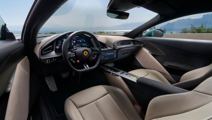 Volante Ferrari Amalfi Spider con botones físicos y controles táctiles. Ergonomía en superdeportivo híbrido.