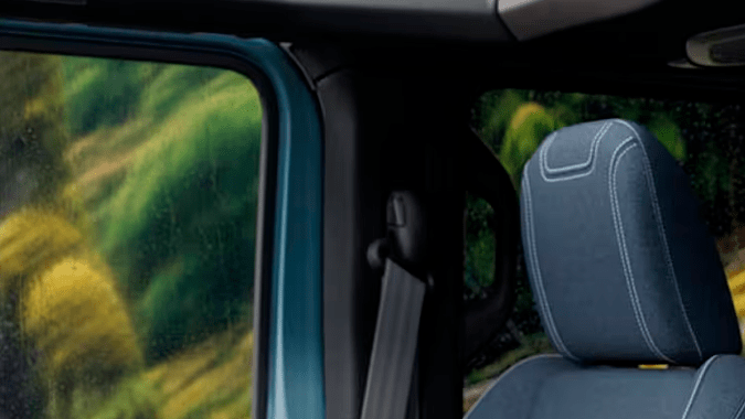 Jeep Wrangler Rockslide 2026 tiene un interior en varios tonos de azul.