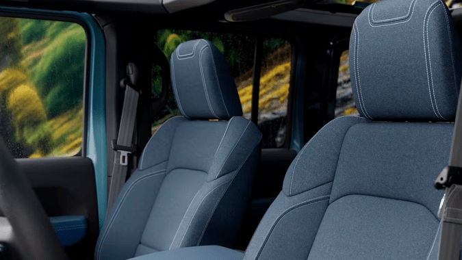 Jeep Wrangler Rockslide 2026 tiene un interior en varios tonos de azul.