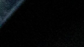 Motor de auto desmontado con junta de culata visible, ejemplo de sustitución de junta de culata en taller mecánico especializado.