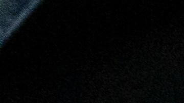 Motor de auto desmontado con junta de culata visible, ejemplo de sustitución de junta de culata en taller mecánico especializado.