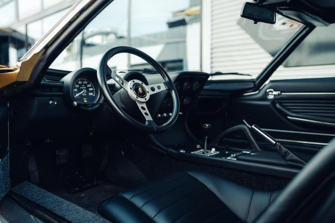 Lamborghini Miura tiene un interior elegante.