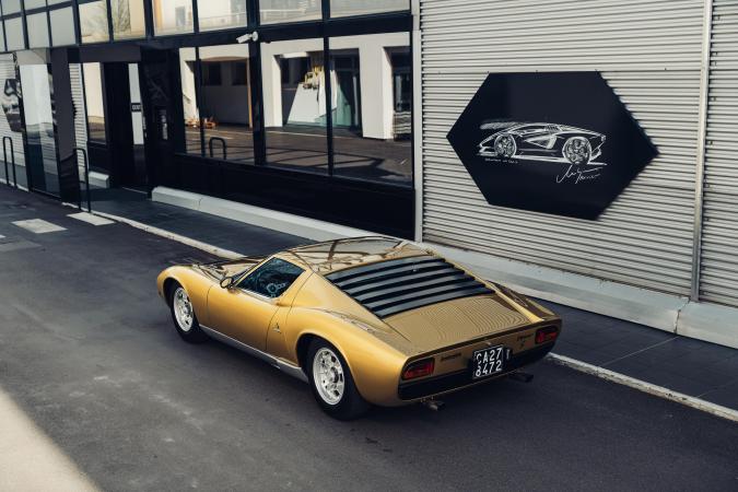 Lamborghini Miura tiene un diseño único.