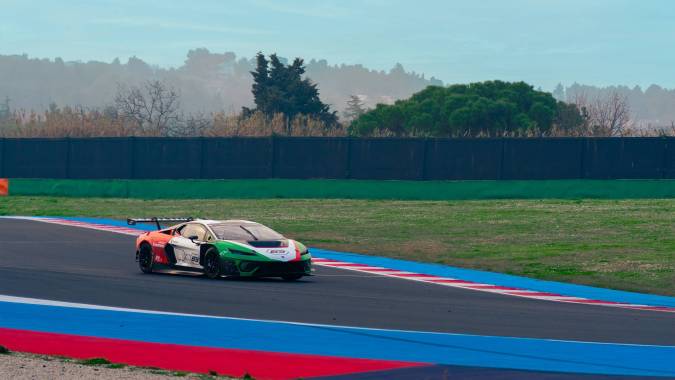 Lamborghini Temerario GT3 debut Sebring 2026, con Pfaff Motorsports en acción.