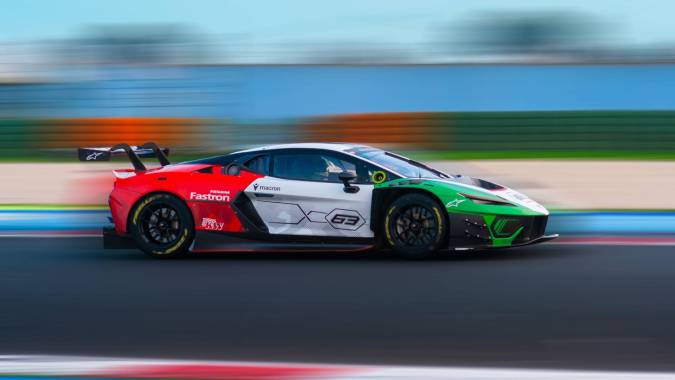 Lamborghini Temerario GT3 en pista de carreras, diseño aerodinámico y colores vibrantes.