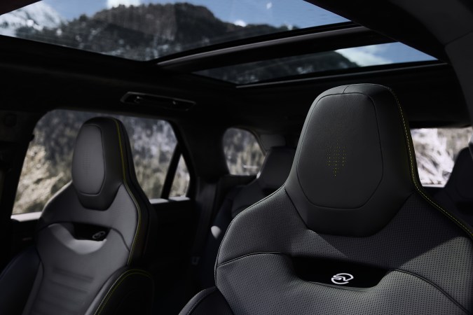 Land Rover Range Rover Sport SV Winter Dusk tiene un interior elegante.