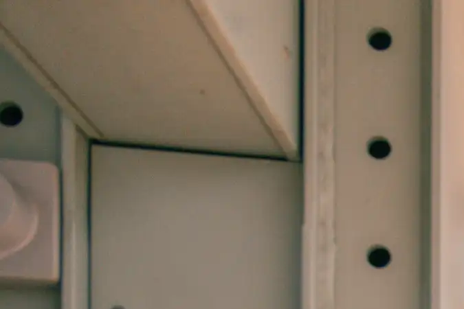 Tren ligero aproximándose a Culdesac Tempe, opción de movilidad en vecindario sin coches privados.