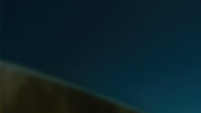 Vista lateral de ángulo bajo de los corridos de autos a lo largo de la autopista al atardecer