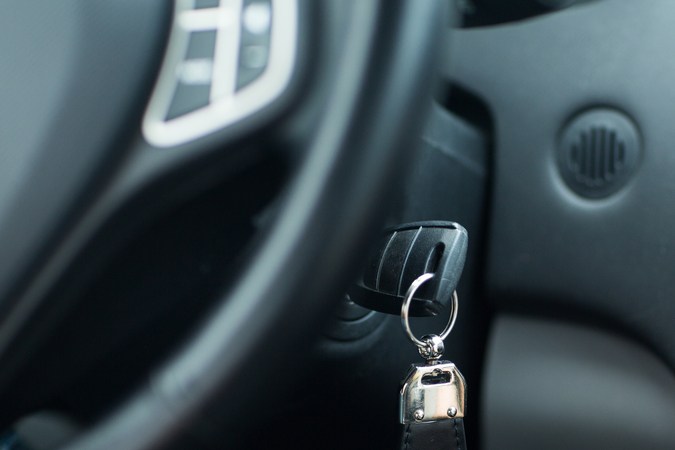 concepto de transporte y propiedad: llave de coche en la llave de contacto en la llave de inicio