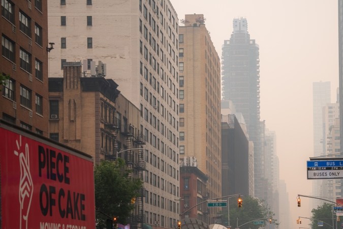 Manhattan, Nueva York, NY, EE.UU. - 7 de junio de 2023: La contaminación atmosférica y la mala calidad del aire procedente de incendios forestales en Canadá