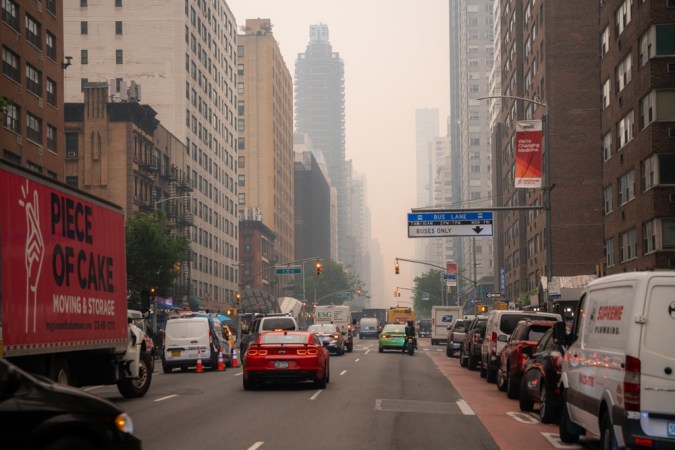Manhattan, Nueva York, NY, EE.UU. - 7 de junio de 2023: La contaminación atmosférica y la mala calidad del aire procedente de incendios forestales en Canadá