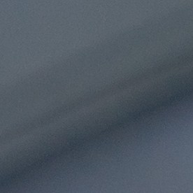 La mano del maestro sujeta una llave de alarma de coche. Instalación de un inmovilizador en el coche. Sistema de seguridad del automóvil. Keychain con botones para el coche.Venta de sistemas de alarma para coches personales.