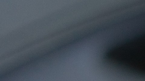 La mano del maestro sujeta una llave de alarma de coche. Instalación de un inmovilizador en el coche. Sistema de seguridad del automóvil. Keychain con botones para el coche.Venta de sistemas de alarma para coches personales.