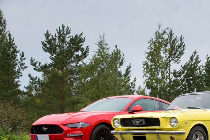 El modelo más reciente de Ford Mustang, junto con la primera generación del Ford Mustang.