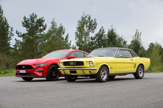 El modelo más reciente de Ford Mustang, junto con la primera generación del Ford Mustang.