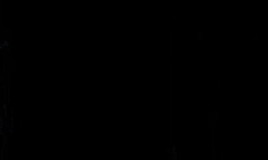 Alpine A110 azul deportivo en taller moderno, pruebas choque EE.UU. para mercado americano.