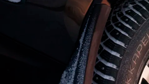 Nokian Hakkapeliitta 01 se adapta dependiendo de la superficie y temperatura del suelo.