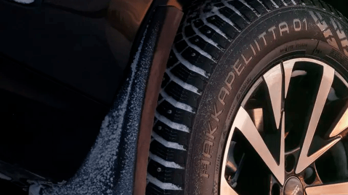 Nokian Hakkapeliitta 01 se adapta dependiendo de la superficie y temperatura del suelo.