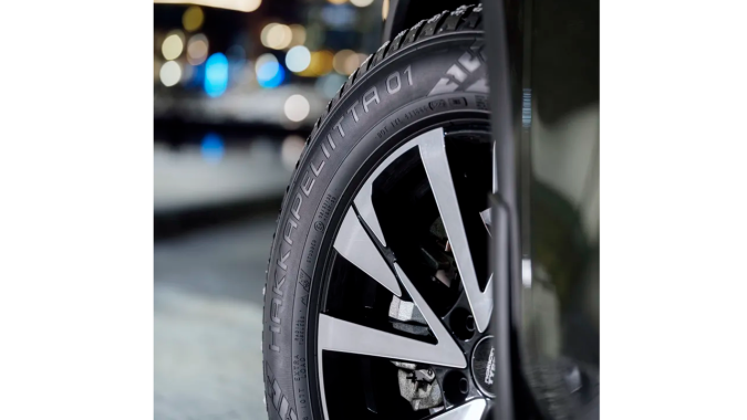 Nokian Hakkapeliitta 01 usa la primera tecnología de clavos retráctiles.