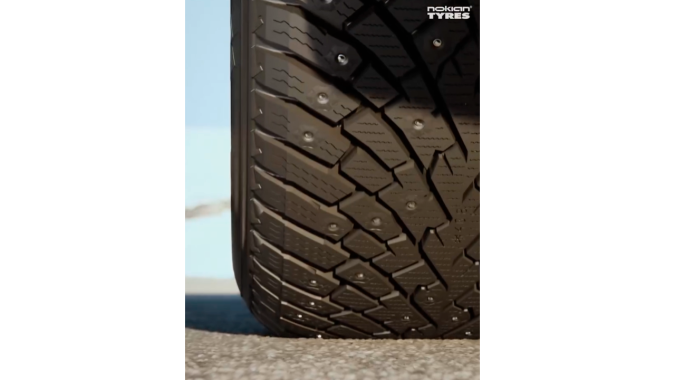 Nokian Hakkapeliitta 01 una clavos retractiles.