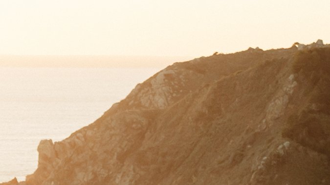 Rivian R2 2027 en acción off-road por colinas, SUV eléctrico 656 HP con capacidad todoterreno superior