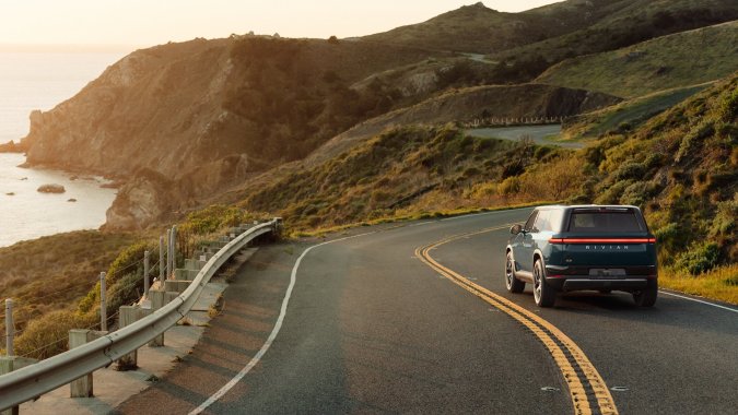 Rivian R2 2027 en acción off-road por colinas, SUV eléctrico 656 HP con capacidad todoterreno superior