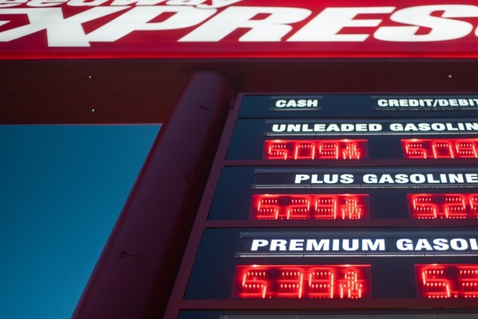 Precios de alta gasolina exhibidos al aire libre en la estación de gasolina Speedway Express.