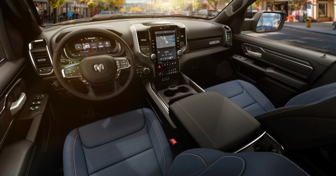 Ram 1500 America250 special editions.tiene personalización en su interior.