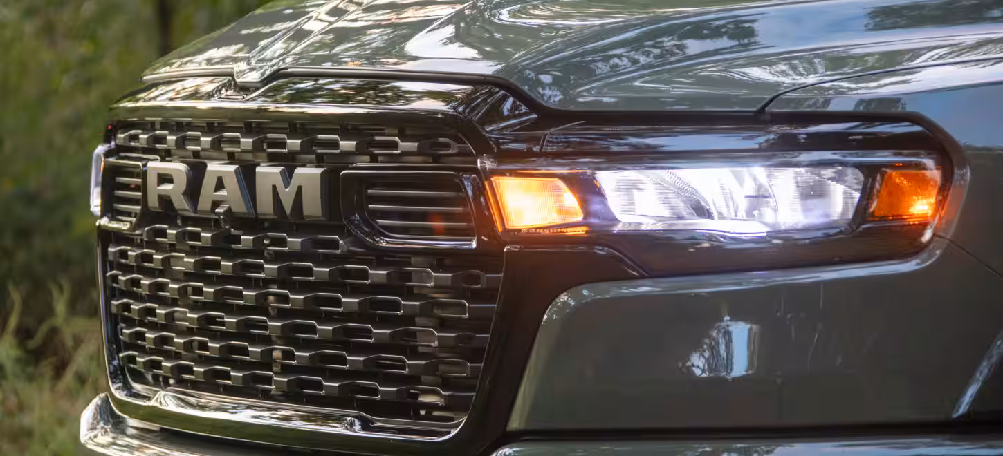 Frente de la Ram 1500 2026 con parrilla robusta y faros LED en acción.