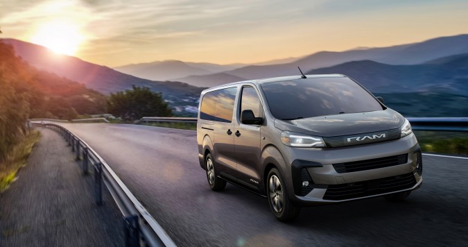 Ram ProMaster City 2027 tiene dos versiones, una para pasajeros y otra para carga..